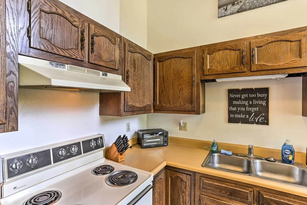 Cozy Studio Near Hiking & Skiing, Walk to Downtown