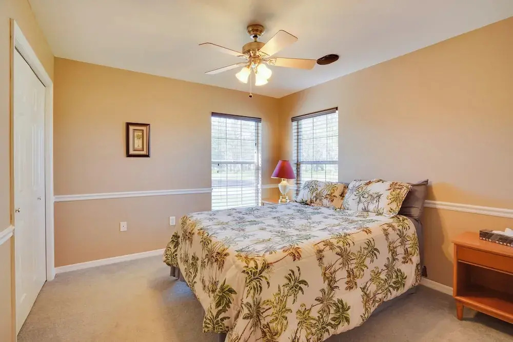 Walk to Lake: Home w/ Screened Porch in Sebring!