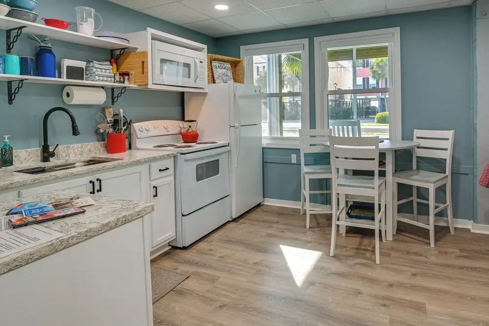 Below Deck Beach House: Walk to the Ocean
