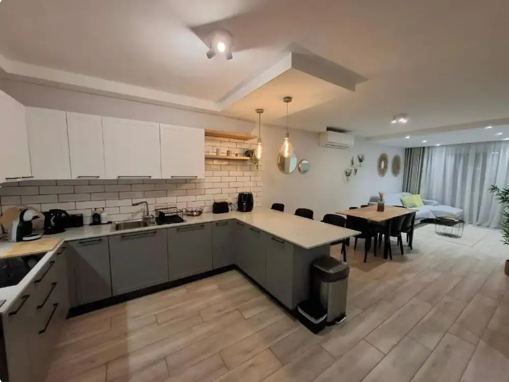 Modern 3BR Apt With Large Balcony