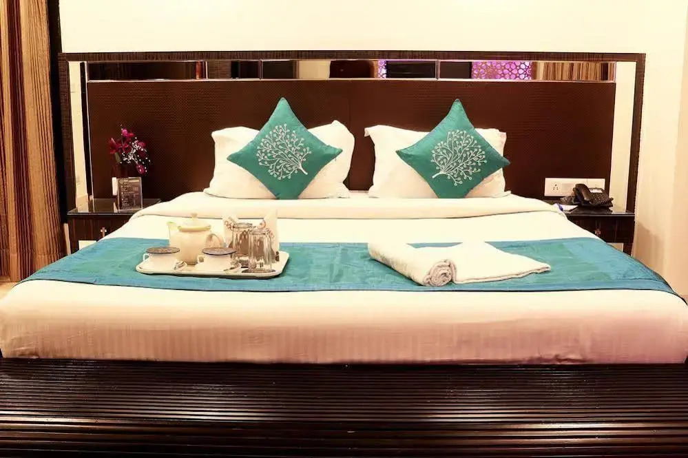 OYO Premium Harish Mukherjee Road