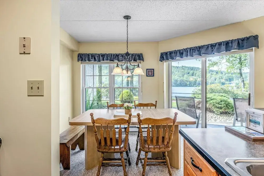 'cobbies Cove' Lakefront Gem: Epic Views & Pool!