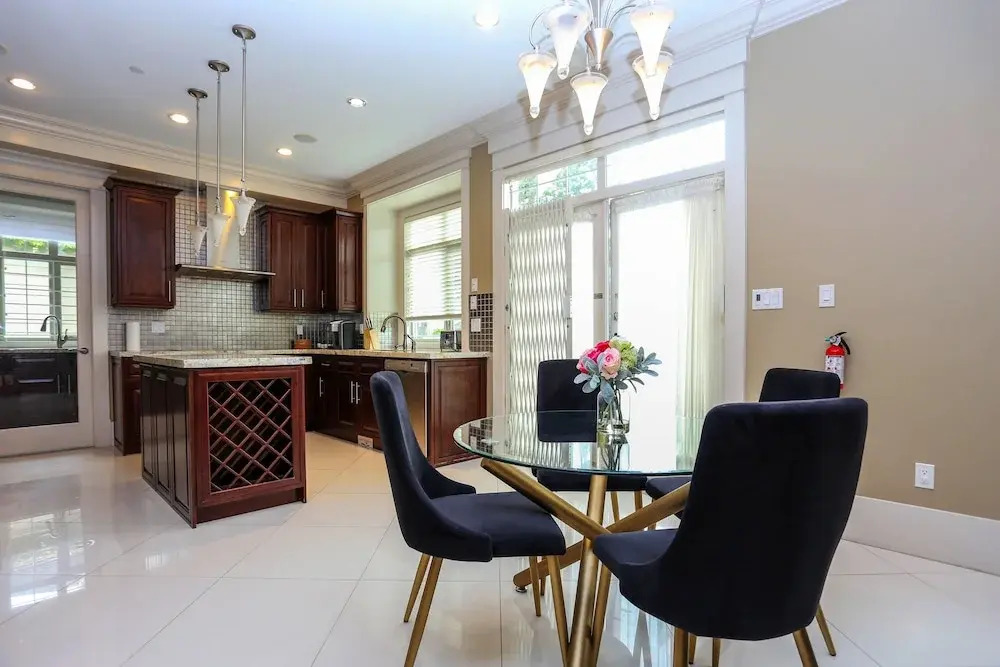 Grand 4 Bedroom Vacation House near Vancouver Downtown
