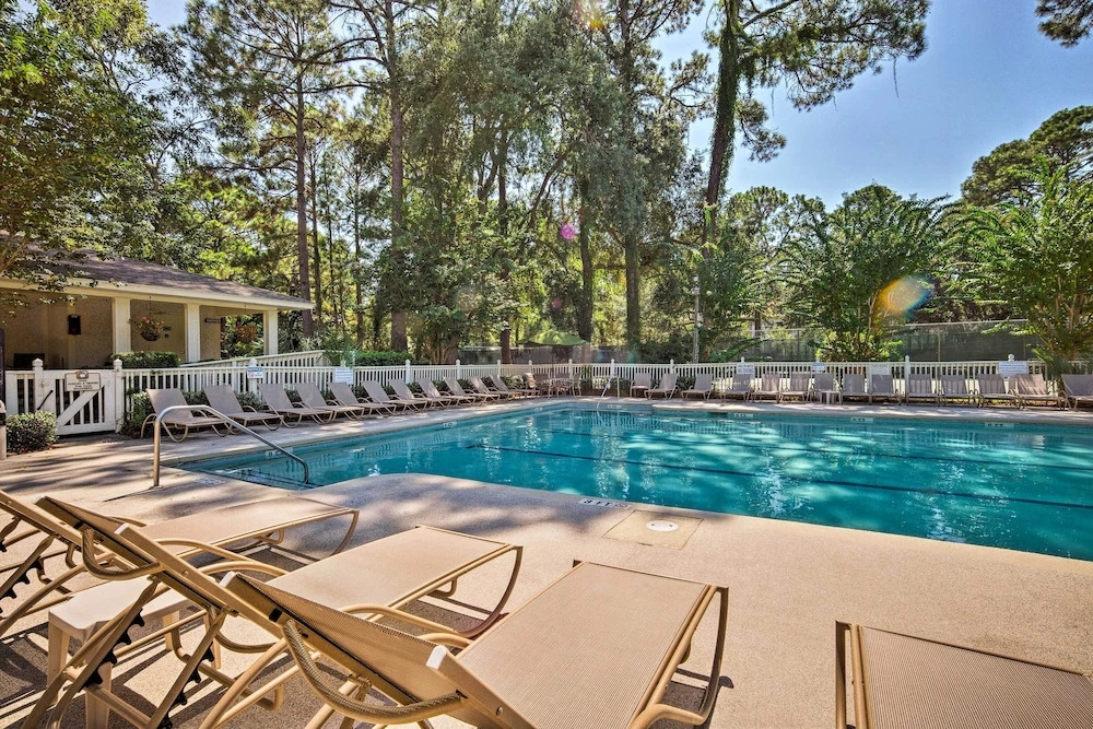 Half-mi to Folly Field Beach: Hilton Head Condo