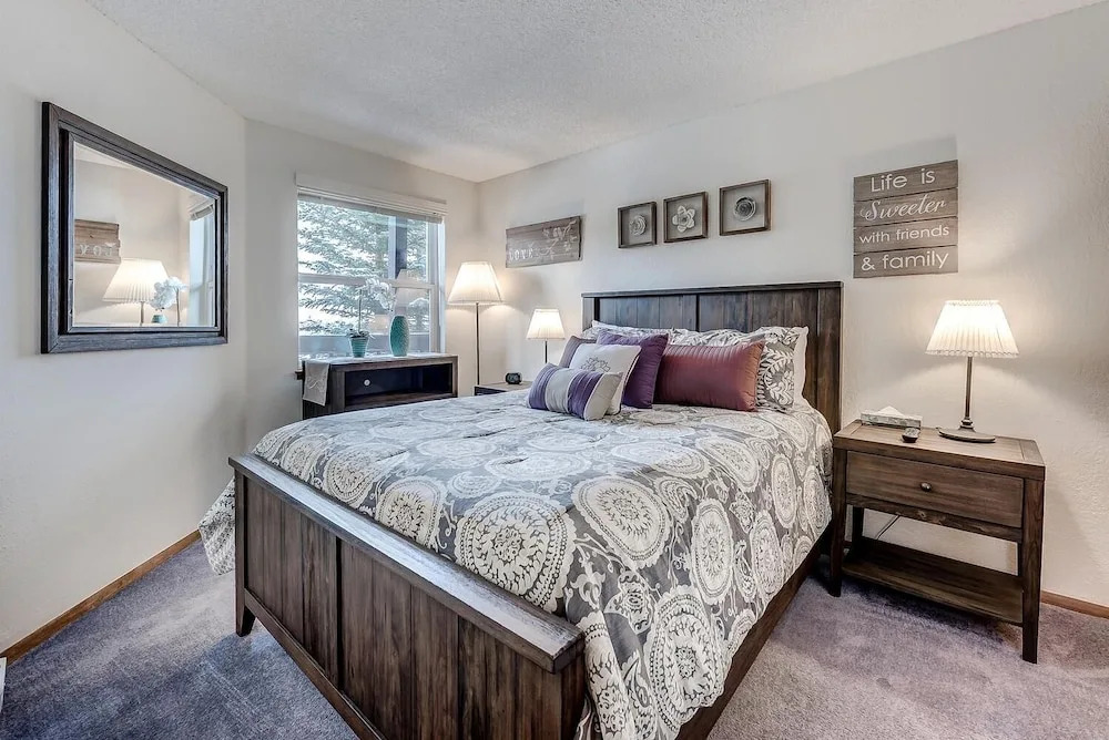 Mountainside  229e 1 Bedroom Condo by RedAwning