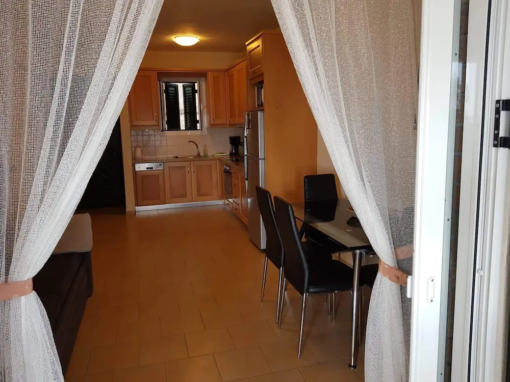 Menigos AB4G no50 Beachfront 2 Bdr Apt