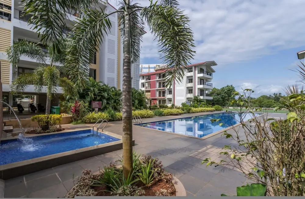 Luxe 1bhk w Pool Sauna 1km to the Beach