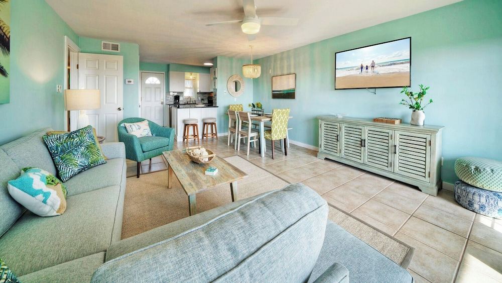 Sleeps 26 3 Island Retreat Condos w/ Beach Access, 2 Pools, Pickleball, Views