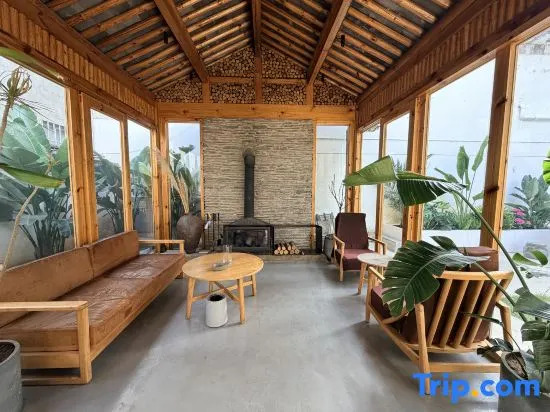 Huaqin · Bali Retreat Wild Luxury Courtyard | 1‑Min Walk to Erhai Lake (Cai Village)