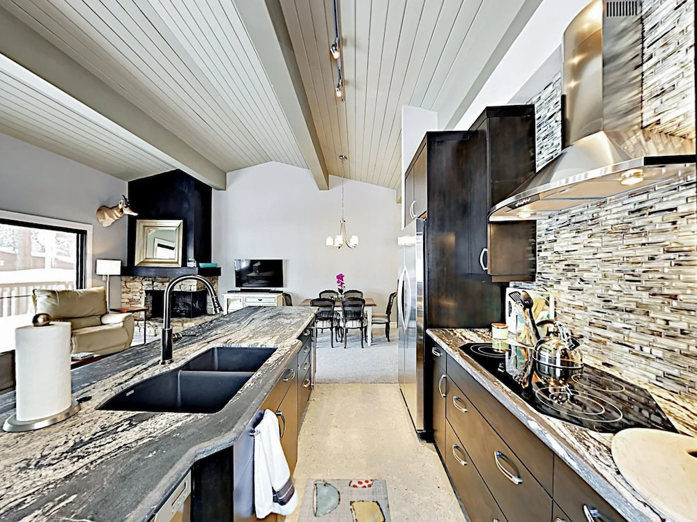 Updated Pinewild W/ Deck & On-site Tennis 3 Bedroom Condo