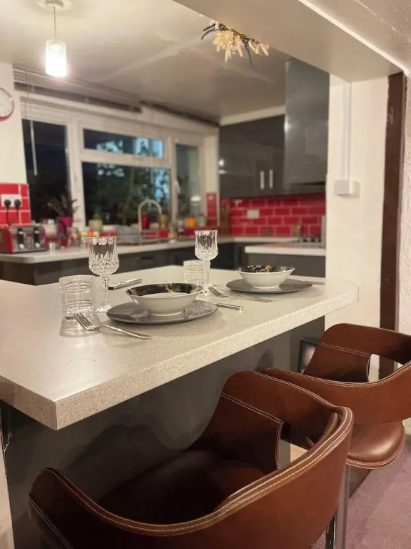 Gloucester - 2 Bed House - Sleeps 7 - Pet Friendly