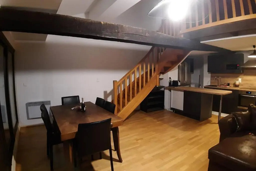 Appartement exceptionnel 4 étoiles hyper centre Albi 65 m2 au 4ème étage sans ascenseur avec une tour du 12ème siècle
