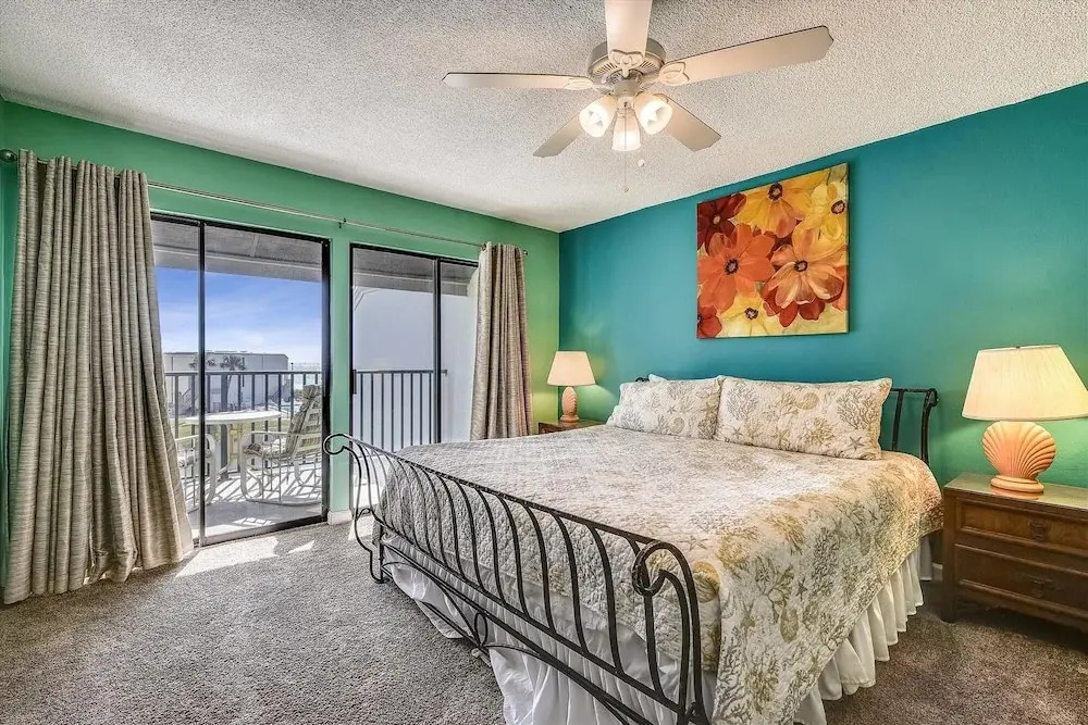 Sugar Beach A6-Lovely 4 bedroom 3 bath Condo. Sleeps 11. Free Beach Chairs 2021! 4 Condo by RedAwning