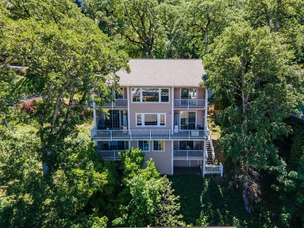 Gorge View 365 4 Bedroom Home by RedAwning