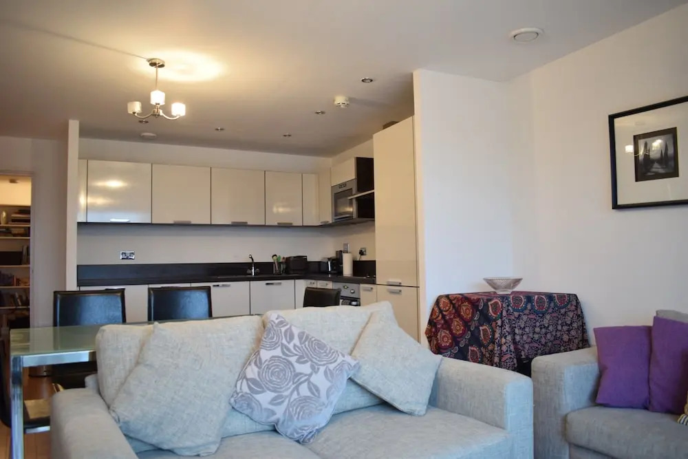 Idyllic 2 Bed Flat with Balcony in Canada Water