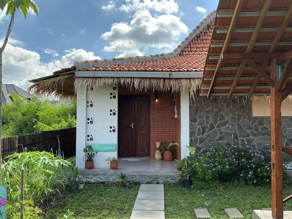 Breeze and Blossom Cottage Maguwo