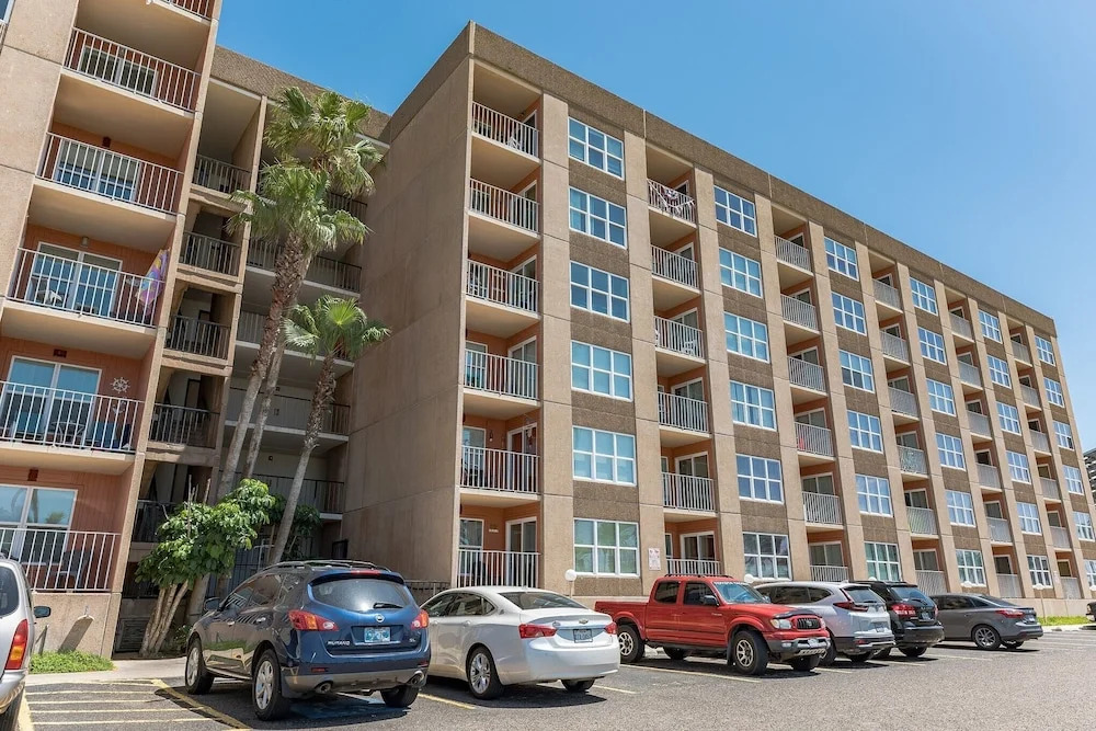 Charming 1 Bedroom, 3 Minute Walk To The Beach Condo by RedAwning