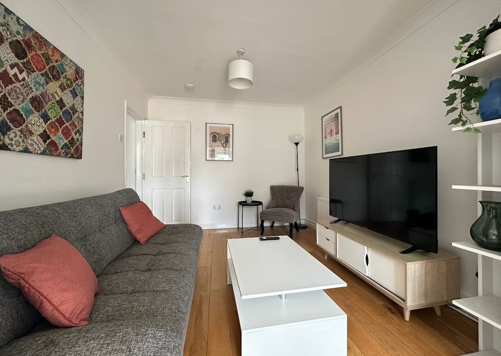 Spacious 5 Bedroom With 4 Baths Off-road Parking