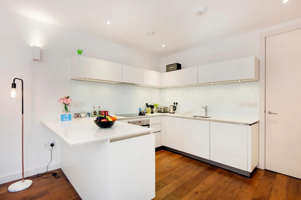 Vibrant 2BR Retreat in Baker Street