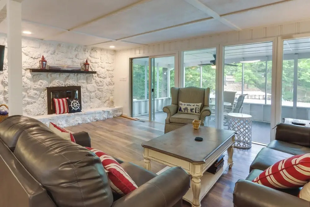 Dock + Screened Porch: Lake of the Ozarks Getaway!