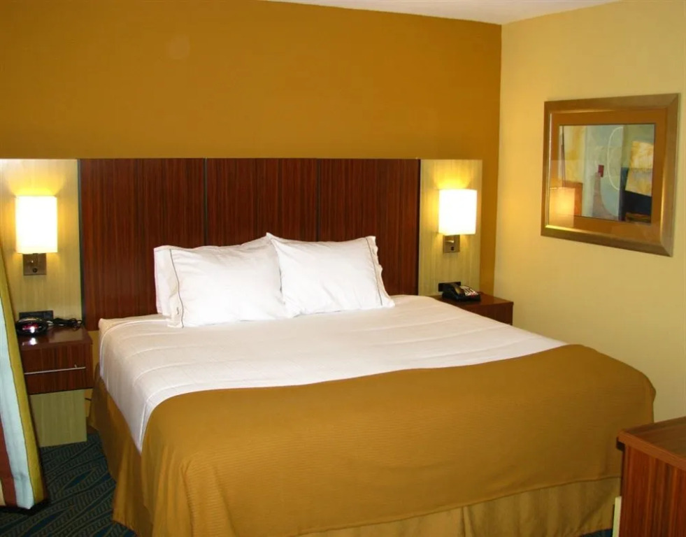 Holiday Inn Express & Suites Oceanfront Daytona Beach Shores by IHG