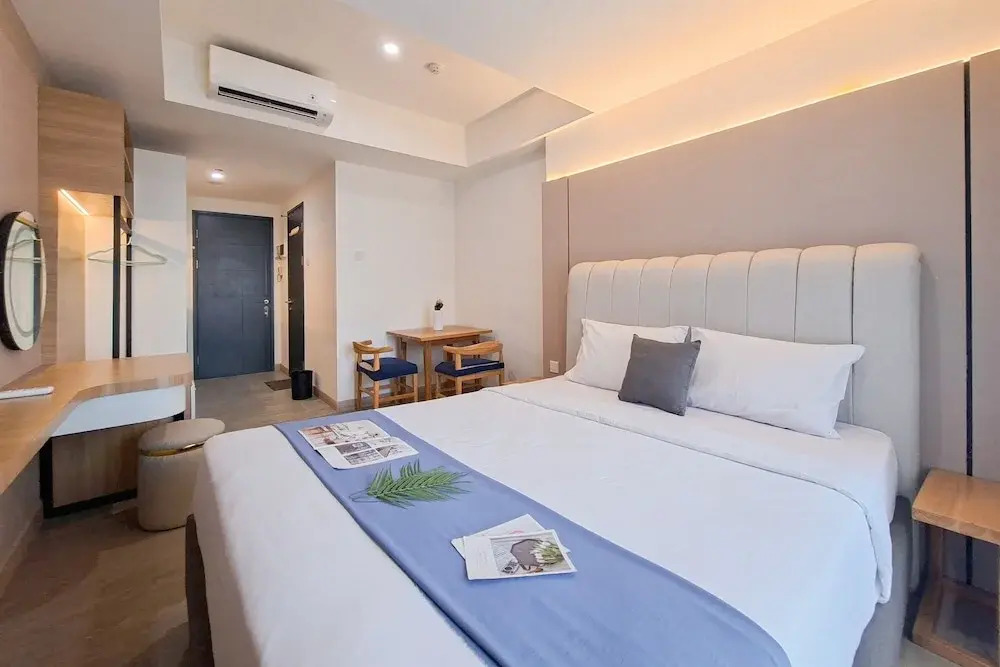 Wooden Tone Studio At At Collins Boulevard Apartment