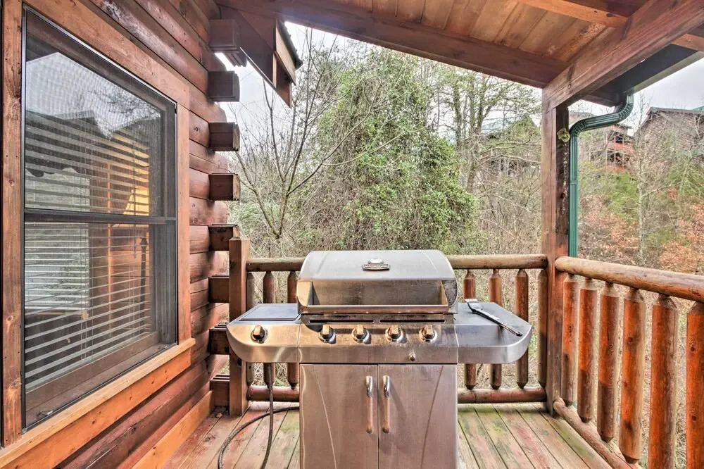 Cabin w/ Hot Tub ~ 2 Mi to Island in Pigeon Forge!