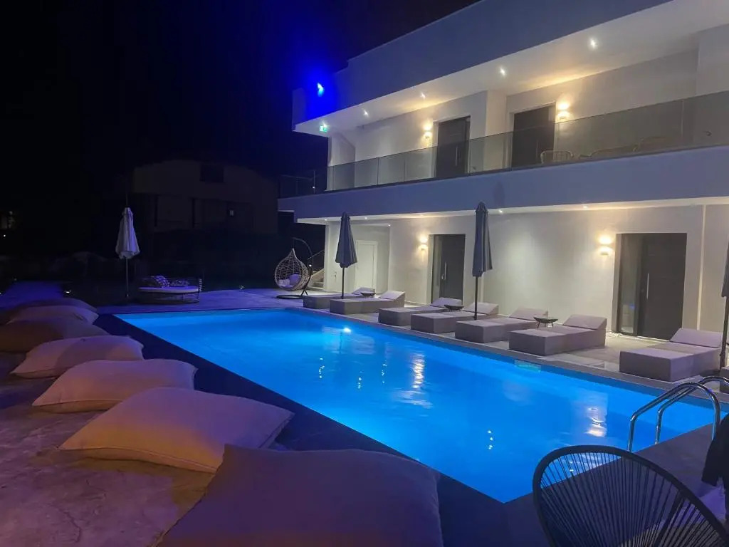 V luxury Suites