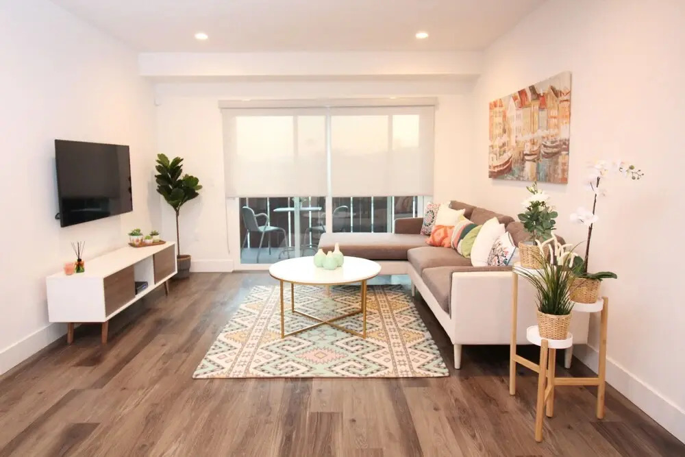 LA Luxury Suites Parking 2 BD 2 BA