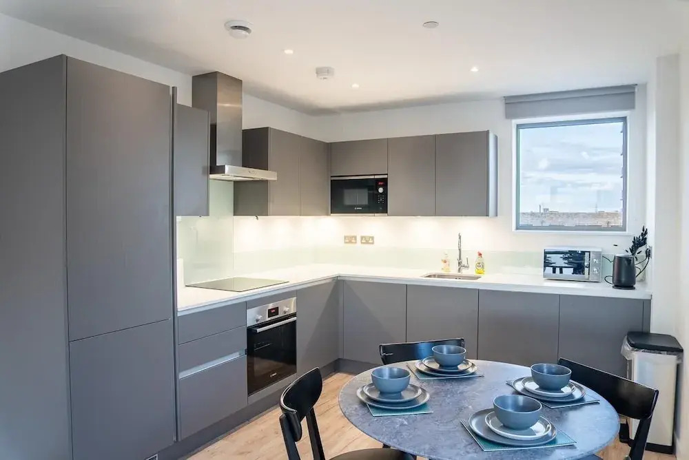 4 Guests - Close Airport - 25min Central London