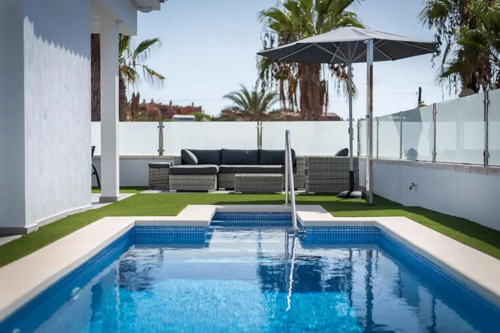 Luxurious VILLA - 300M2 - private HEATED pool - garage - WiFi