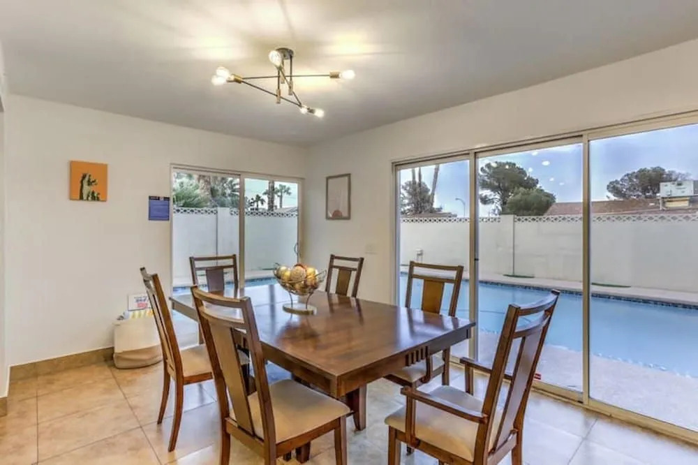 Desert Oasis Las Vegas - Pool 5 Bedrooms 9 Beds