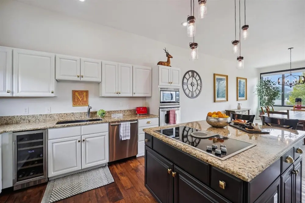 Bella Vista 5 Bedroom Townhouse by RedAwning