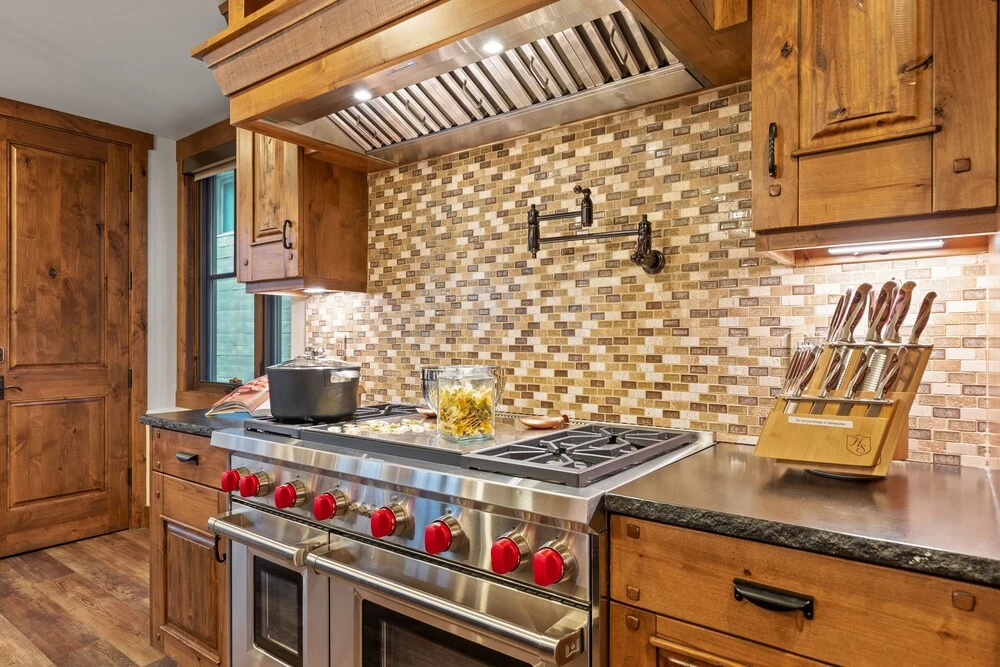 1138 Skiers Heaven! Luxury Home Close To Park City Mountain! Two Hot Tubs & Gorgeous Outdoor Space! 6 Bedroom Home by RedAwning