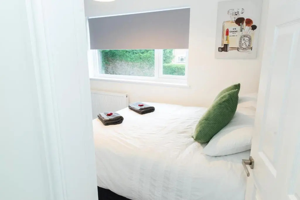 Charming 2 Bedroom House - Free Parking - Great Location