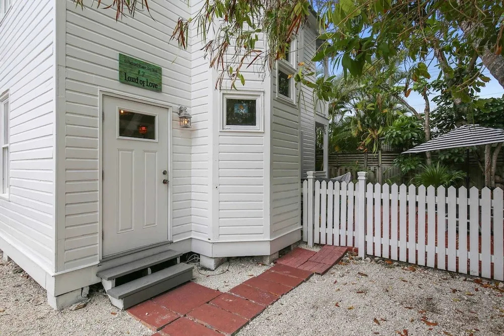 Land Of Love by Avantstay Pets Allowed! Shared Pool! Great Location! Month Long Stays Only