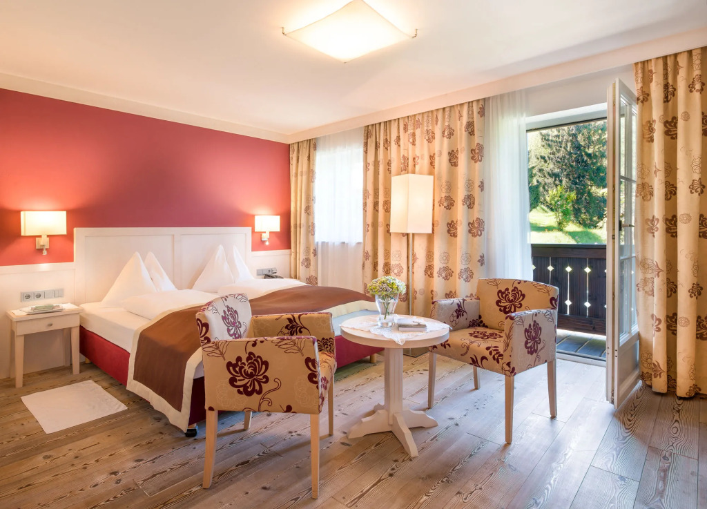 Romantik Hotel Die Gersberg Alm mit Panoramablick auf Salzburg und Outdoor Pool ab Mai