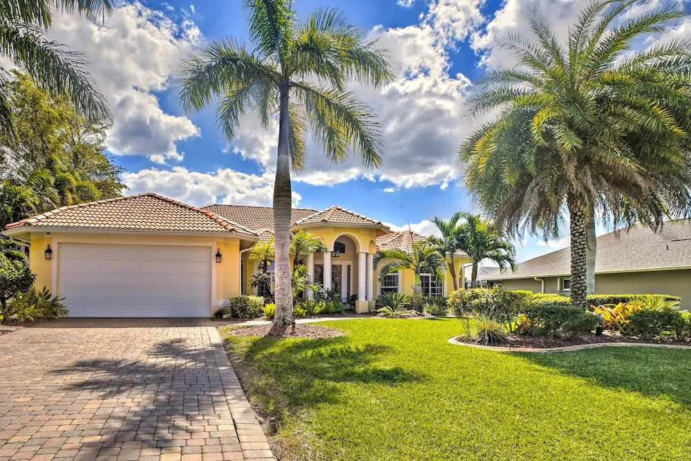 Waterfront Pool & Spa: Relaxing Cape Coral Retreat