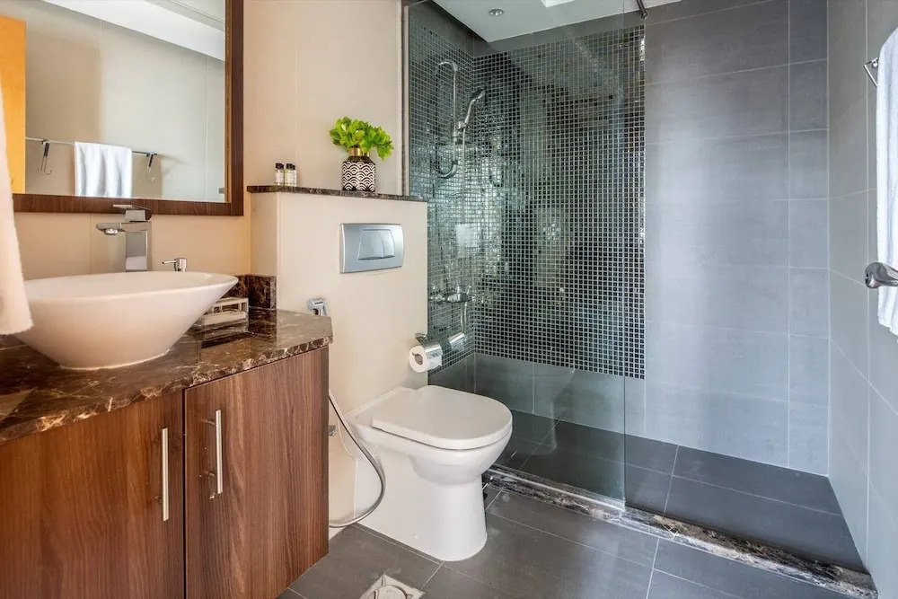 Luxurious 2BR w/ Stunning Marina Views - Minutes From Dubai Metro & Tram!
