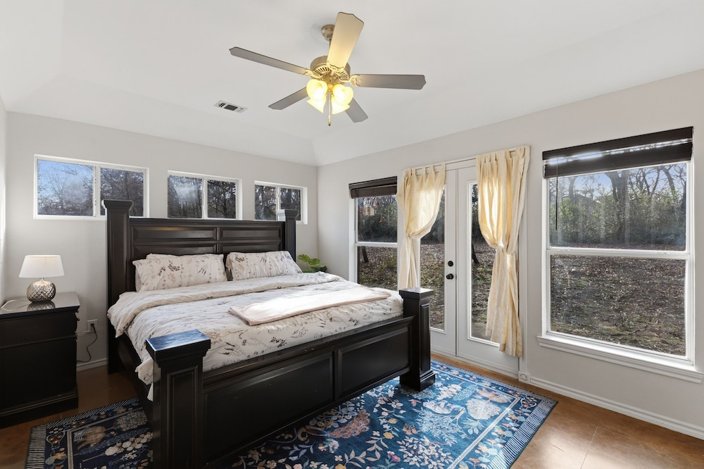 Oakwood Oasis: 1.4 Acres Of Tranquility 6 Bedroom Home