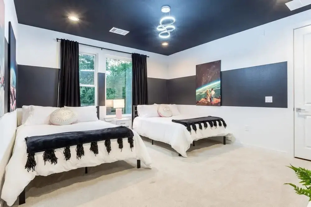 Massive 10br Compound6 Min to Downtown Austin