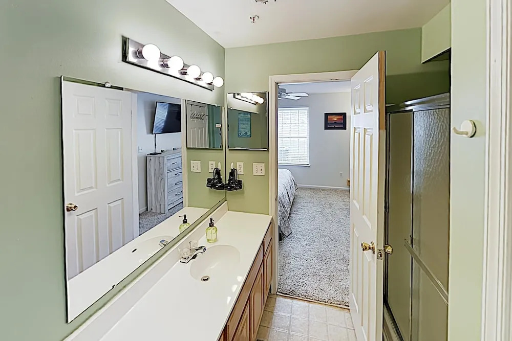 New Listing! Sanibel Village W/ 3 Pools 2 Bedroom Condo