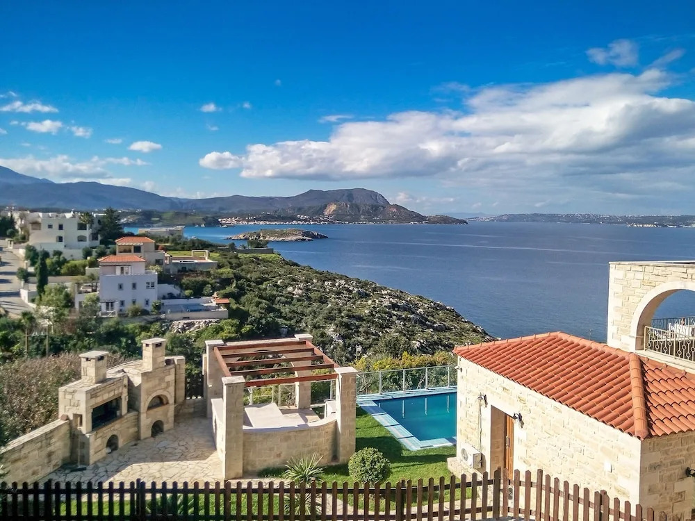 Hectoras Villa in Plaka BY APOKORONAS-VILLAS