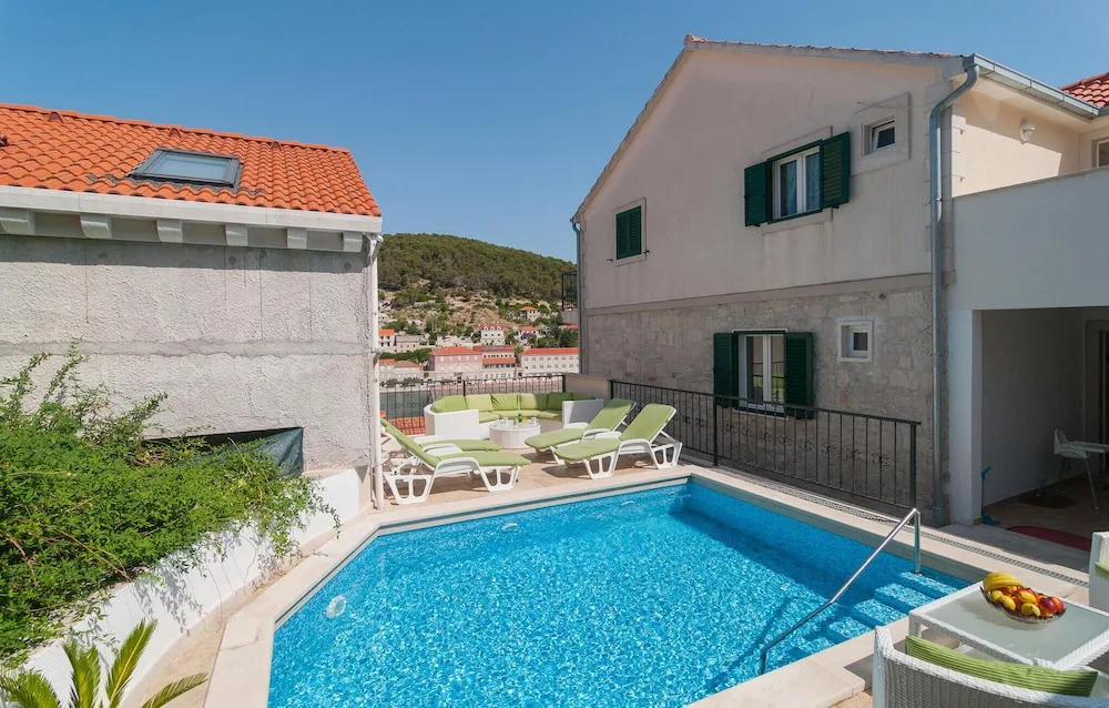 Awesome Home in Pucisca With 7 Bedrooms, Wifi and Outdoor Swimming Pool