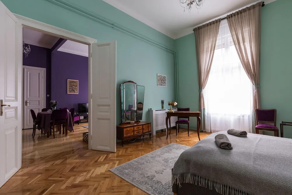 Luxury & Spacious Eclectic Style Apartment