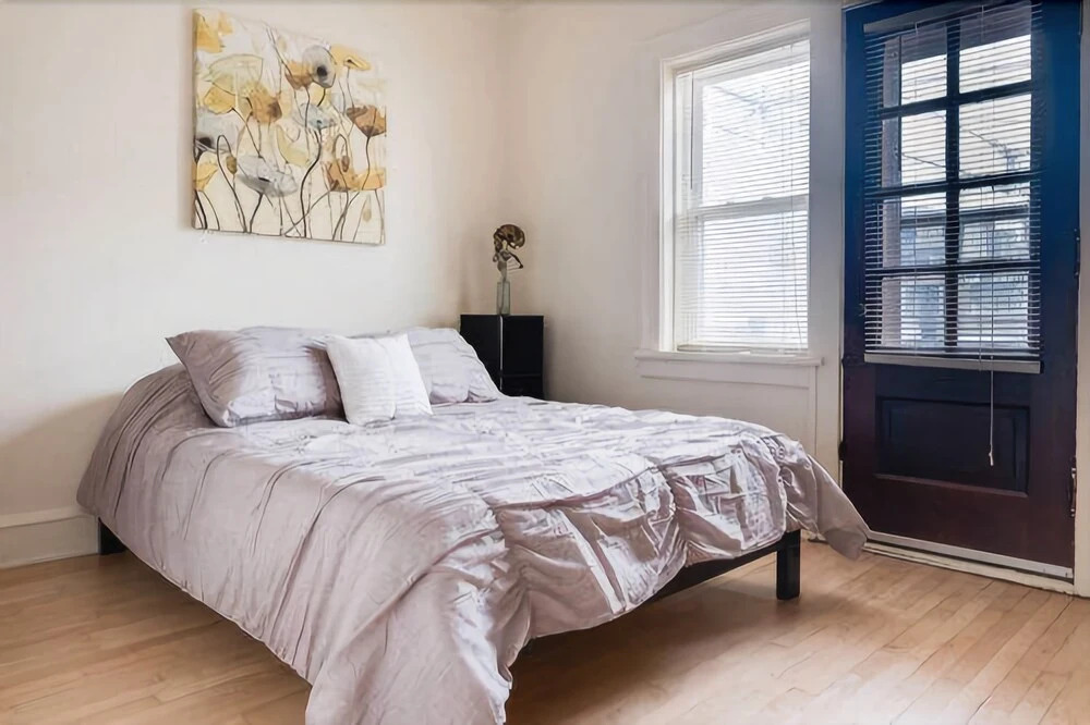 Large Beautiful One Bedroom on Brady St