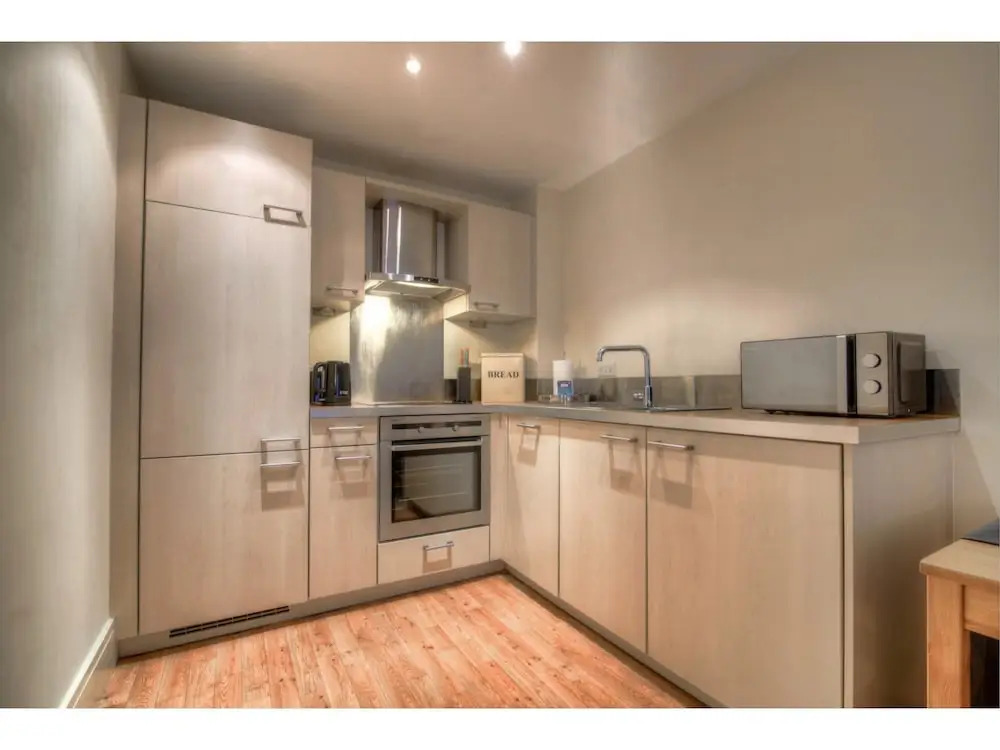 Modern, Spacious 1BR Central Manchester Flat for 4