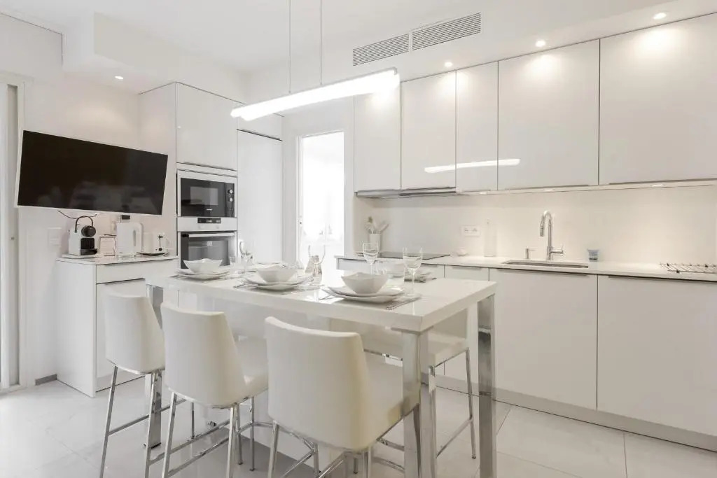 SERRENDY 3 minute-walk to the beaches! Cozy 2-bedroom apartment