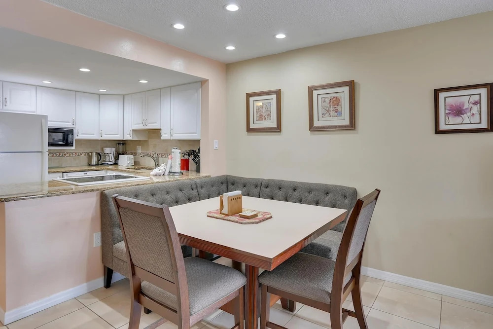 Sunset Chateau 609 Top Floor/ Amazing Views/ Great Location!