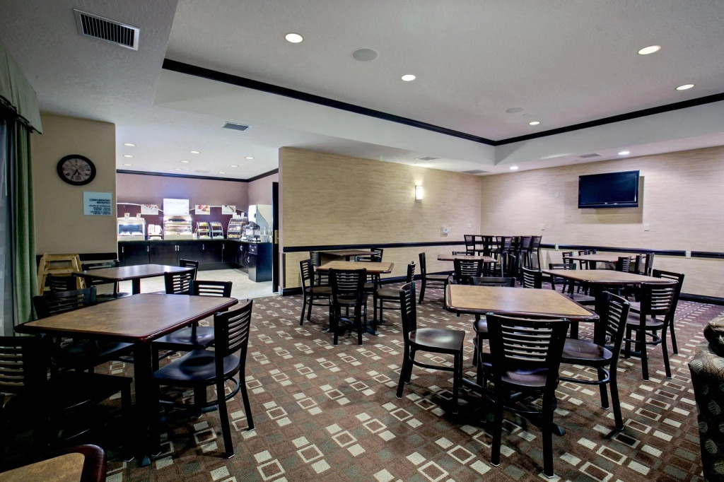 Holiday Inn Express & Suites - Green Bay East by IHG